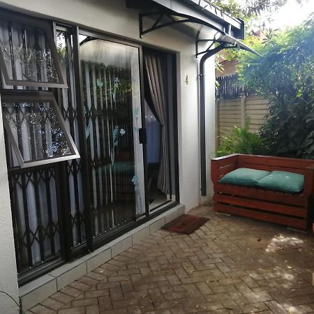 Roxy'S Rest Guest House Vanderbijlpark Exteriör bild
