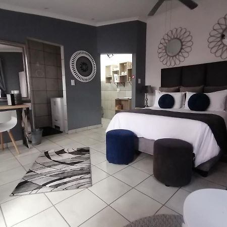 Roxy'S Rest Guest House Vanderbijlpark Exteriör bild