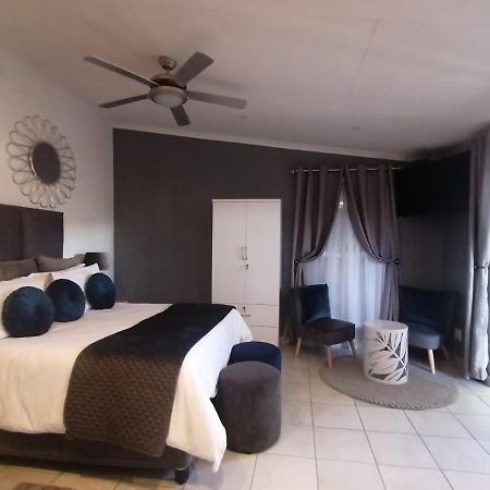 Roxy'S Rest Guest House Vanderbijlpark Exteriör bild