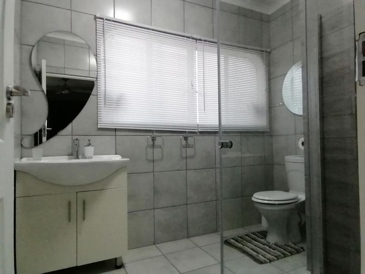 Roxy'S Rest Guest House Vanderbijlpark Exteriör bild