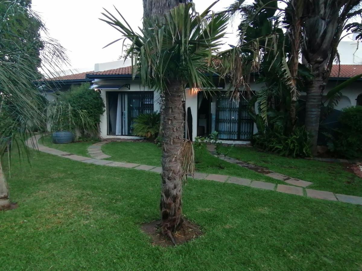 Roxy'S Rest Guest House Vanderbijlpark Exteriör bild