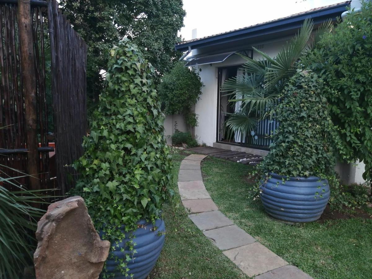 Roxy'S Rest Guest House Vanderbijlpark Exteriör bild