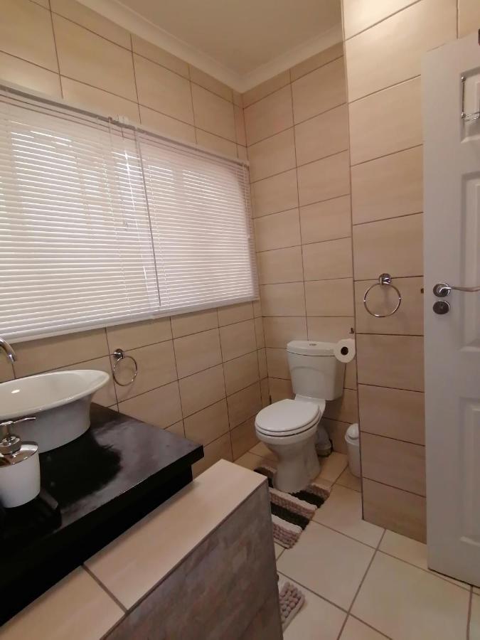Roxy'S Rest Guest House Vanderbijlpark Exteriör bild