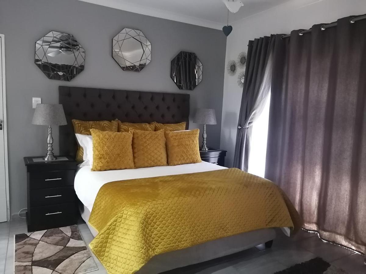 Roxy'S Rest Guest House Vanderbijlpark Exteriör bild