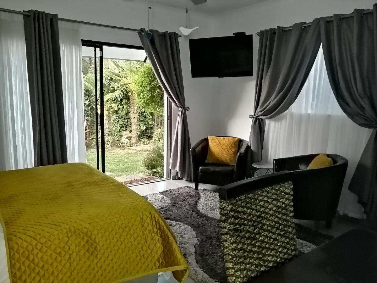 Roxy'S Rest Guest House Vanderbijlpark Exteriör bild