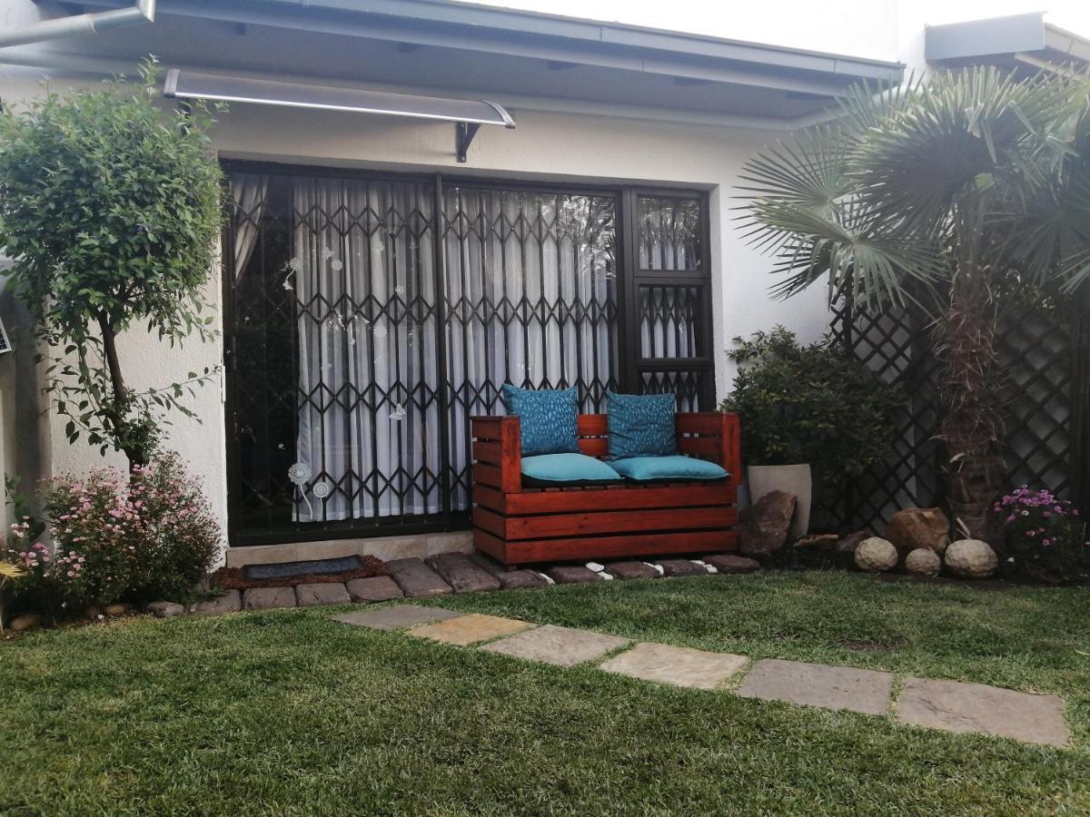 Roxy'S Rest Guest House Vanderbijlpark Exteriör bild