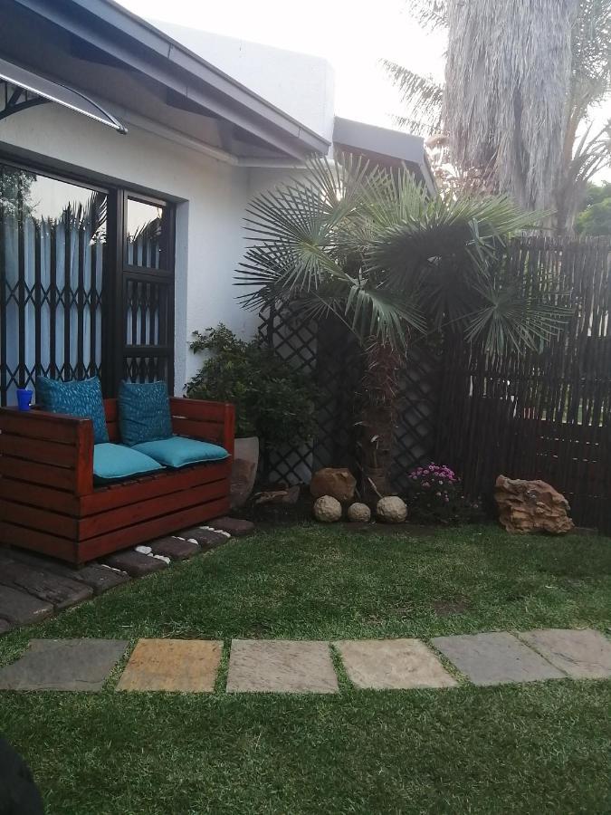 Roxy'S Rest Guest House Vanderbijlpark Exteriör bild