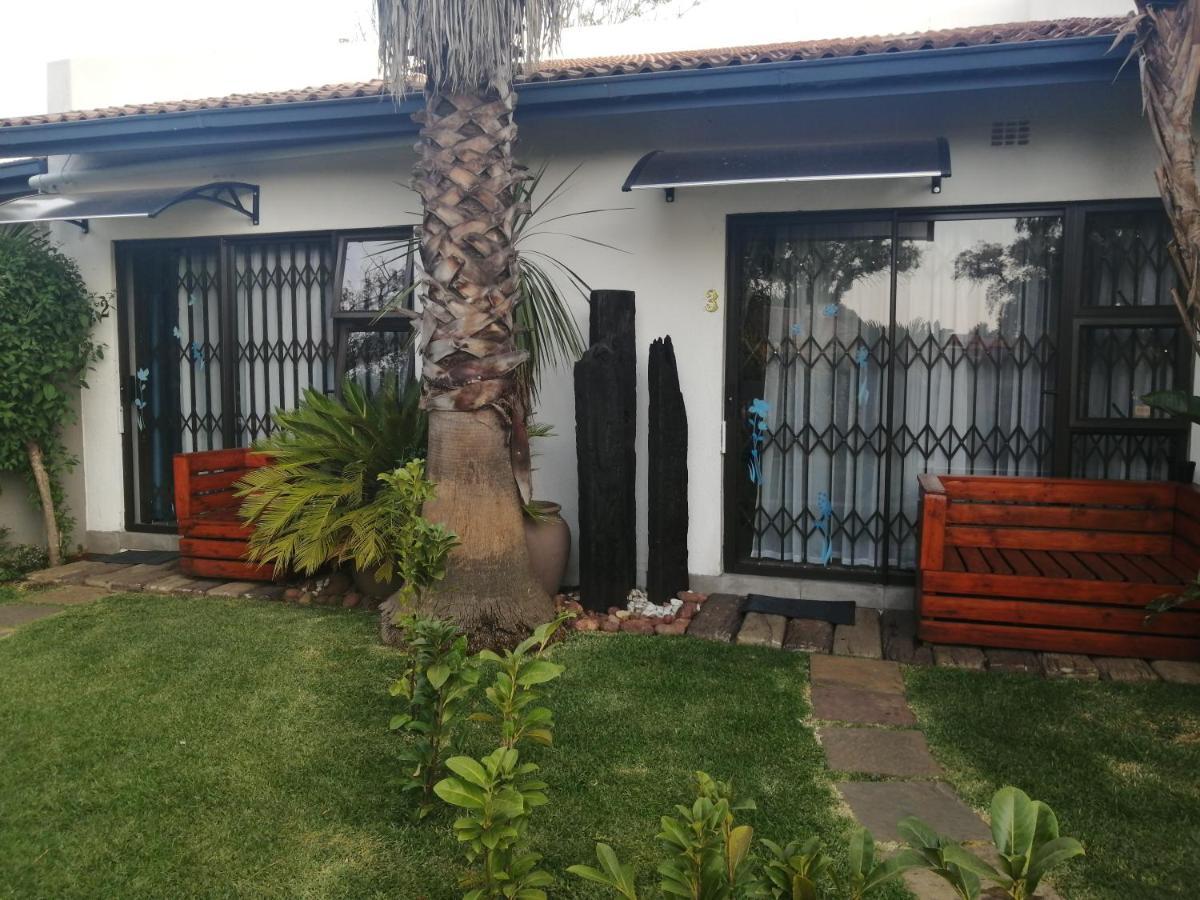 Roxy'S Rest Guest House Vanderbijlpark Exteriör bild