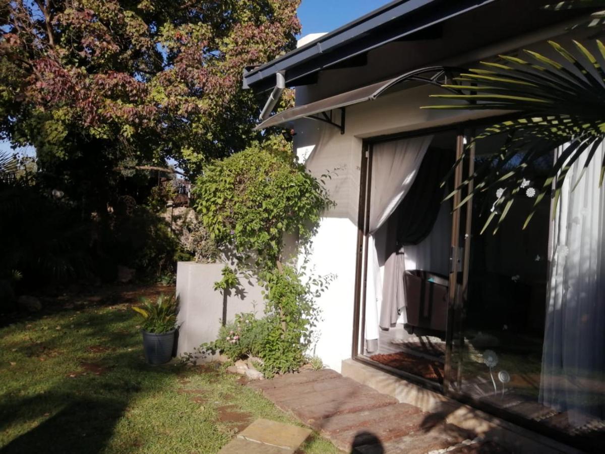 Roxy'S Rest Guest House Vanderbijlpark Exteriör bild