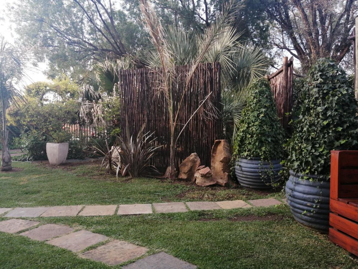 Roxy'S Rest Guest House Vanderbijlpark Exteriör bild