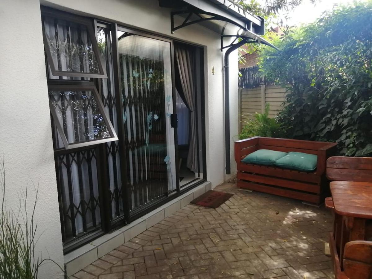 Roxy'S Rest Guest House Vanderbijlpark Exteriör bild