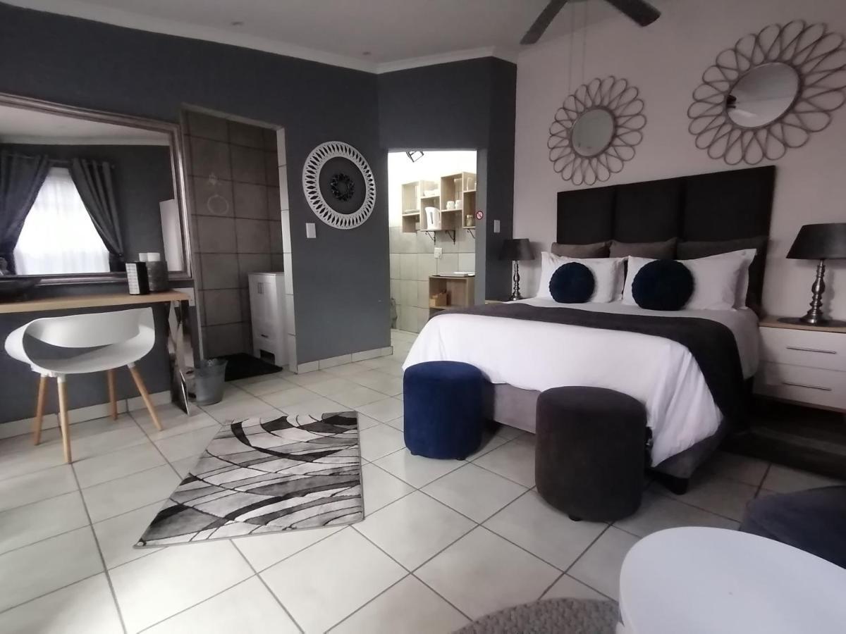 Roxy'S Rest Guest House Vanderbijlpark Exteriör bild
