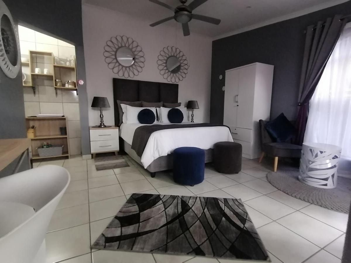 Roxy'S Rest Guest House Vanderbijlpark Exteriör bild