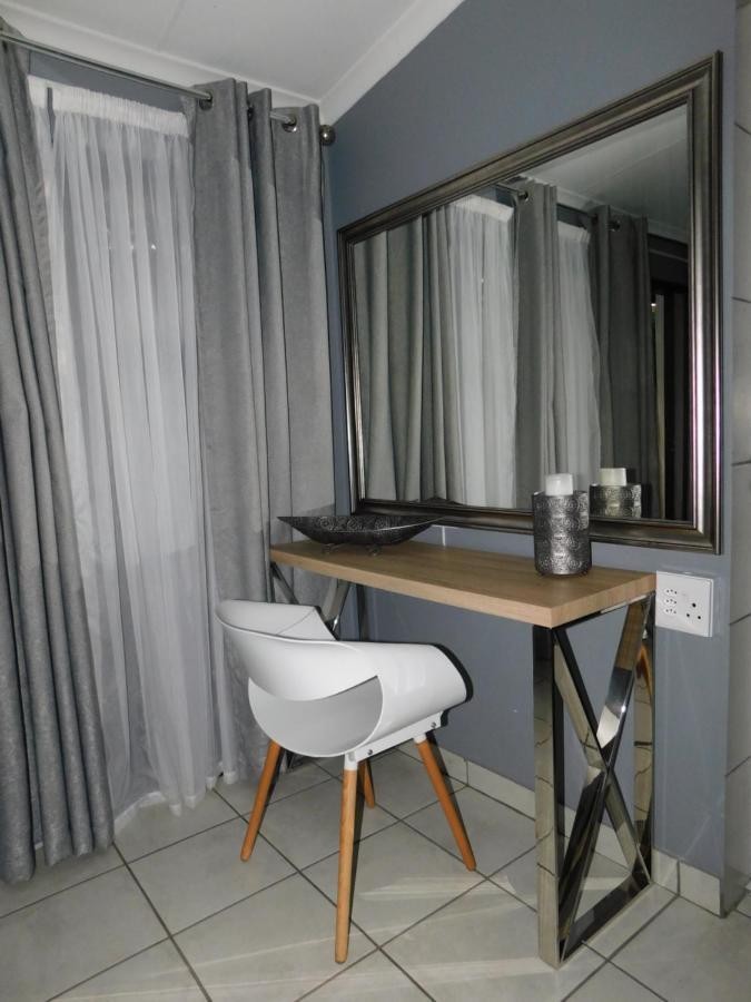 Roxy'S Rest Guest House Vanderbijlpark Exteriör bild