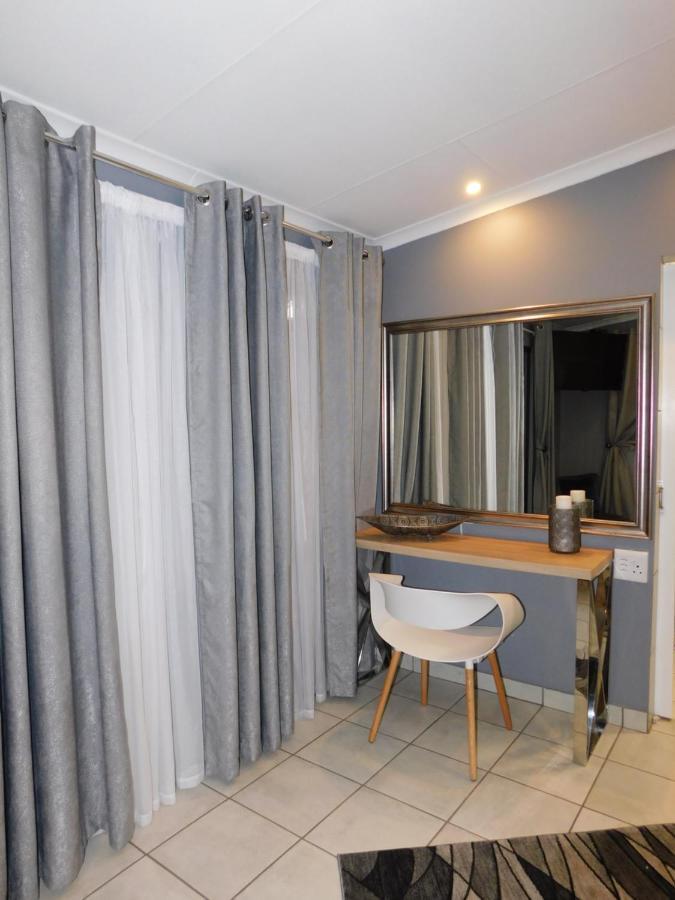 Roxy'S Rest Guest House Vanderbijlpark Exteriör bild