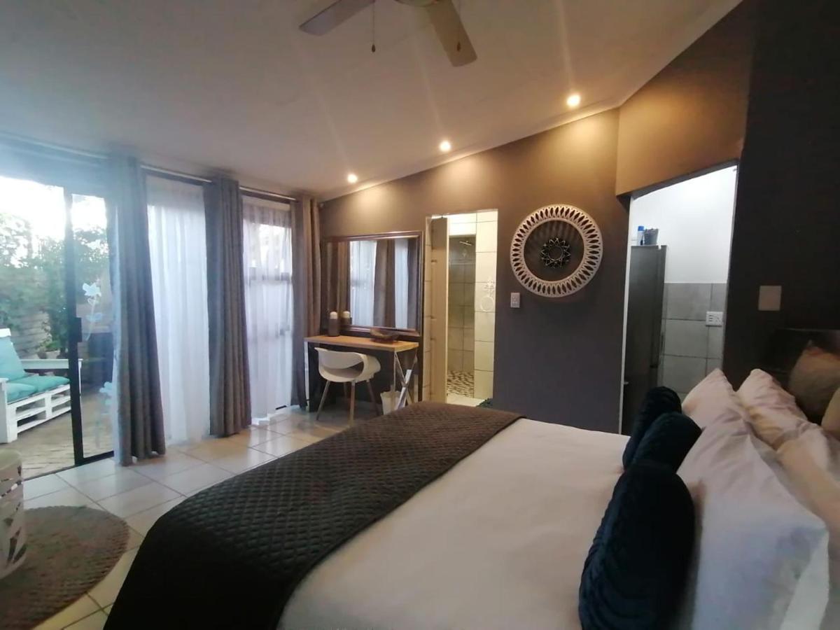 Roxy'S Rest Guest House Vanderbijlpark Exteriör bild