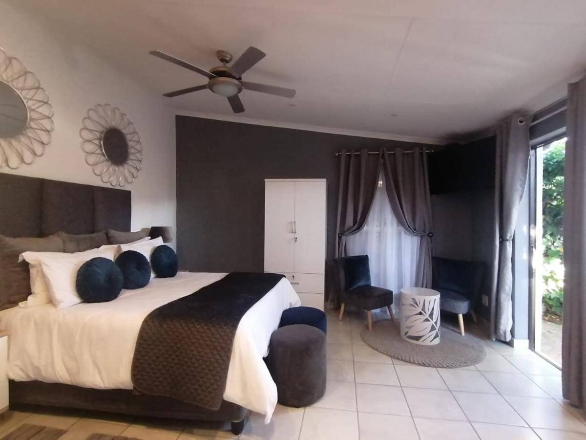 Roxy'S Rest Guest House Vanderbijlpark Exteriör bild