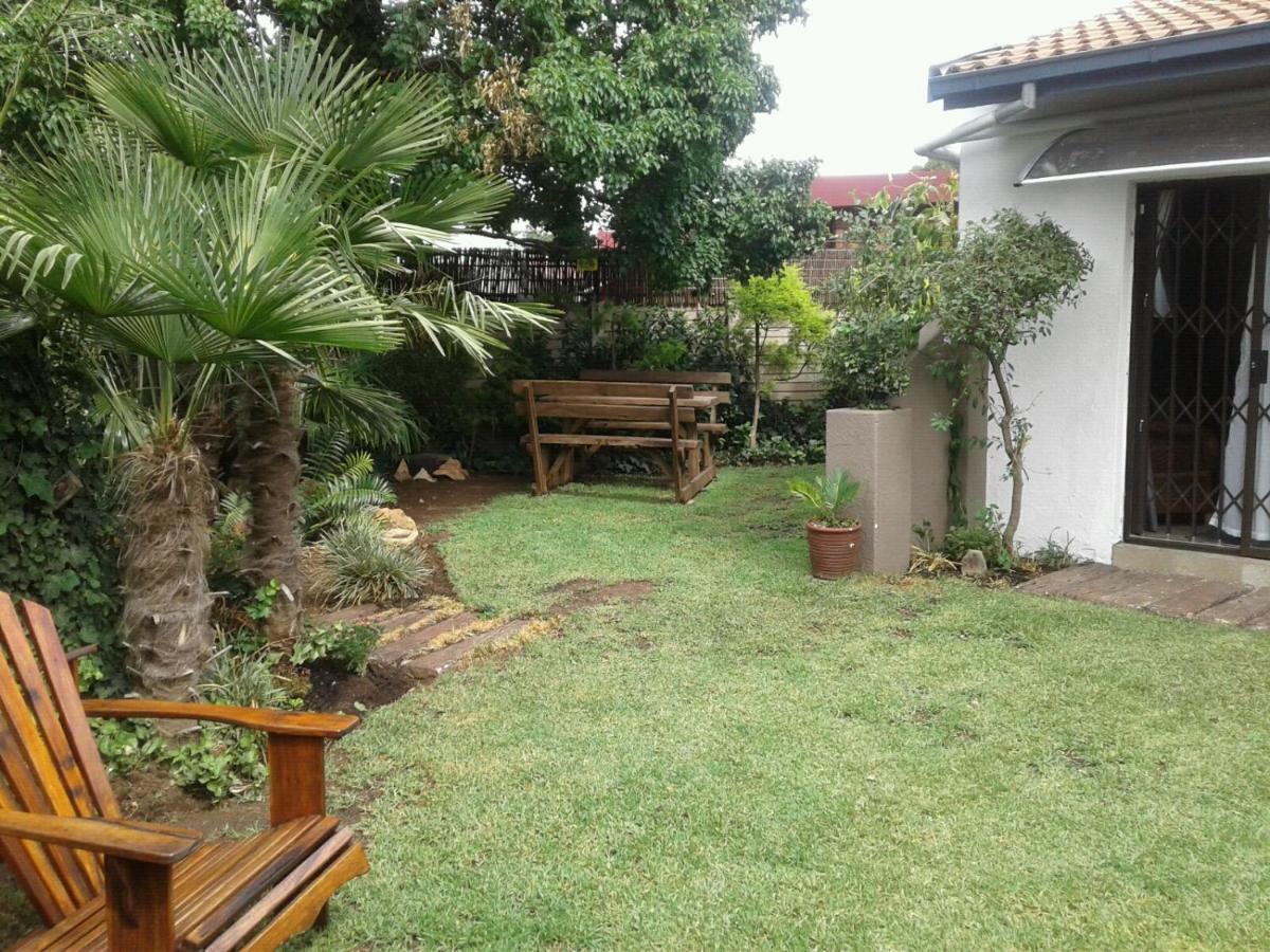 Roxy'S Rest Guest House Vanderbijlpark Exteriör bild